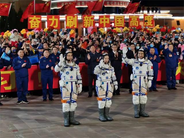 神舟七号的凶险时刻：三名航天员做好牺牲准备翟志刚冒险出舱(图5)
