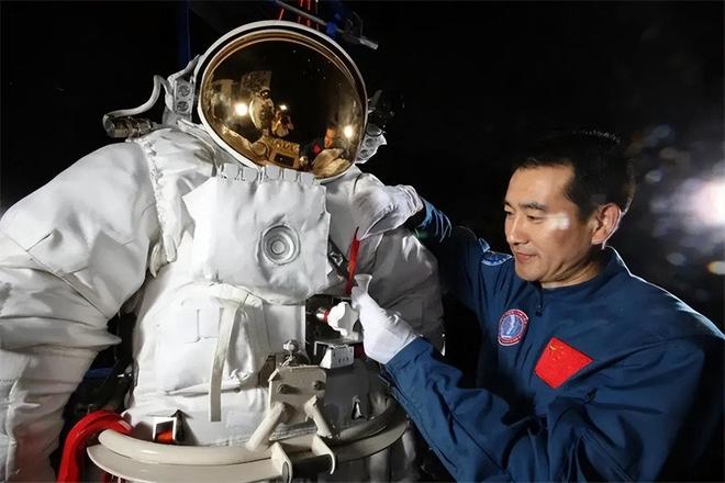 神舟七号的凶险时刻：三名航天员做好牺牲准备翟志刚冒险出舱(图10)