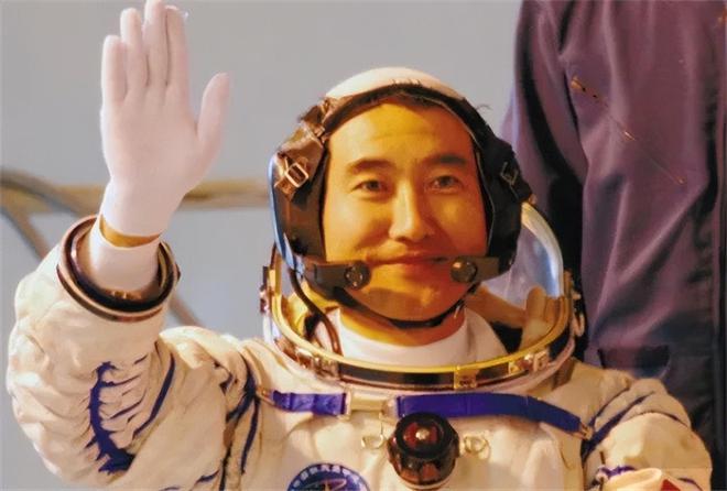 神舟七号的凶险时刻：三名航天员做好牺牲准备翟志刚冒险出舱(图8)