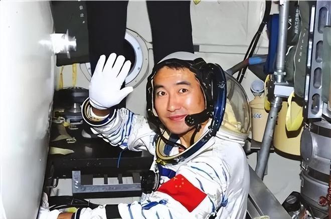 神舟七号的凶险时刻：三名航天员做好牺牲准备翟志刚冒险出舱(图9)