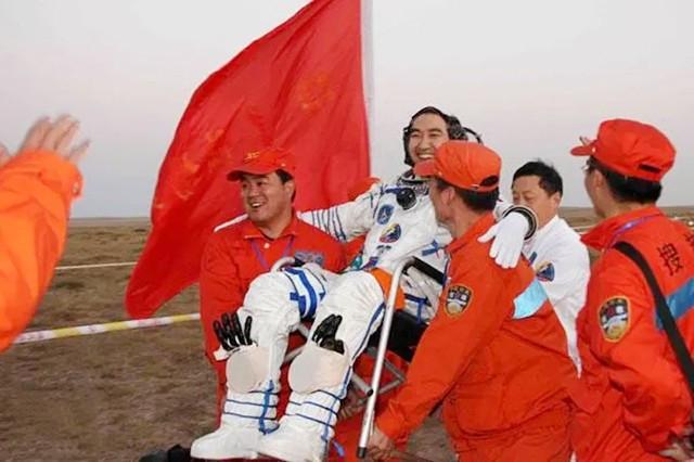 神舟七号的凶险时刻：三名航天员做好牺牲准备翟志刚冒险出舱(图11)