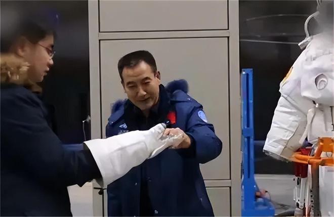 神舟七号的凶险时刻：三名航天员做好牺牲准备翟志刚冒险出舱(图21)