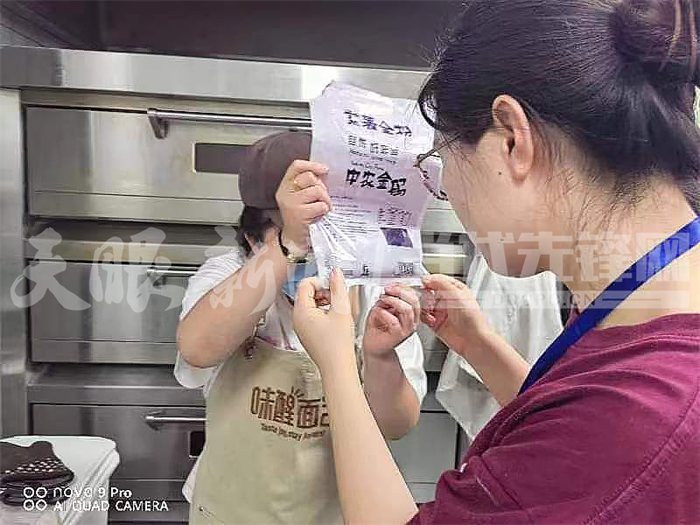 【天眼问政·追踪】网购面包保质期内竟有霉点 职能部门：现场整改(图1)