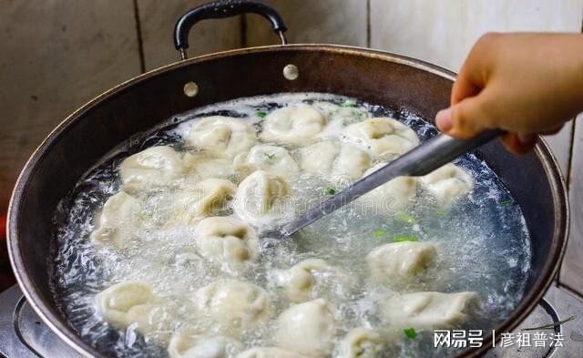 超市里的冰冻饺子能放心买吗？超市员工透露：牢记3买3不买(图1)