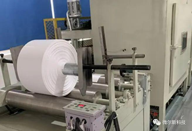 【透气不透水材料】微尔斯胶粘式防水透气膜自动化安装设计(图1)