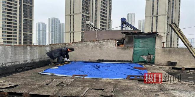 提前应对极端天气安全隐患武汉新湾社区帮助居民紧急铺设防水布(图1)
