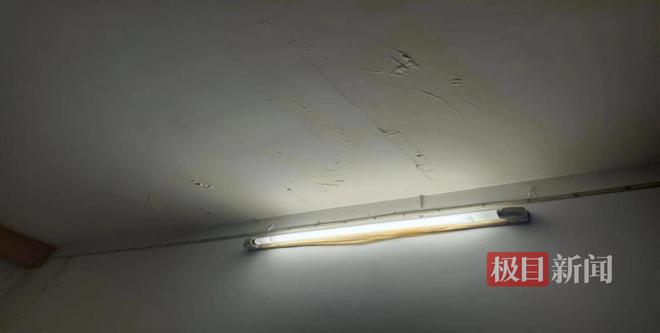 提前应对极端天气安全隐患武汉新湾社区帮助居民紧急铺设防水布(图2)
